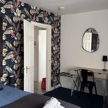 Crown Street Getaway Apartment Ayr Bagian luar foto