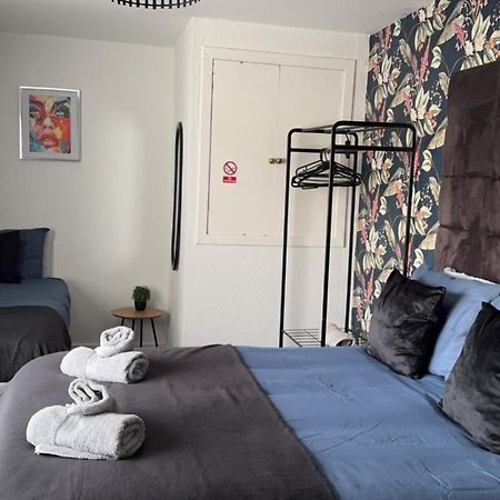 Crown Street Getaway Apartment Ayr Bagian luar foto