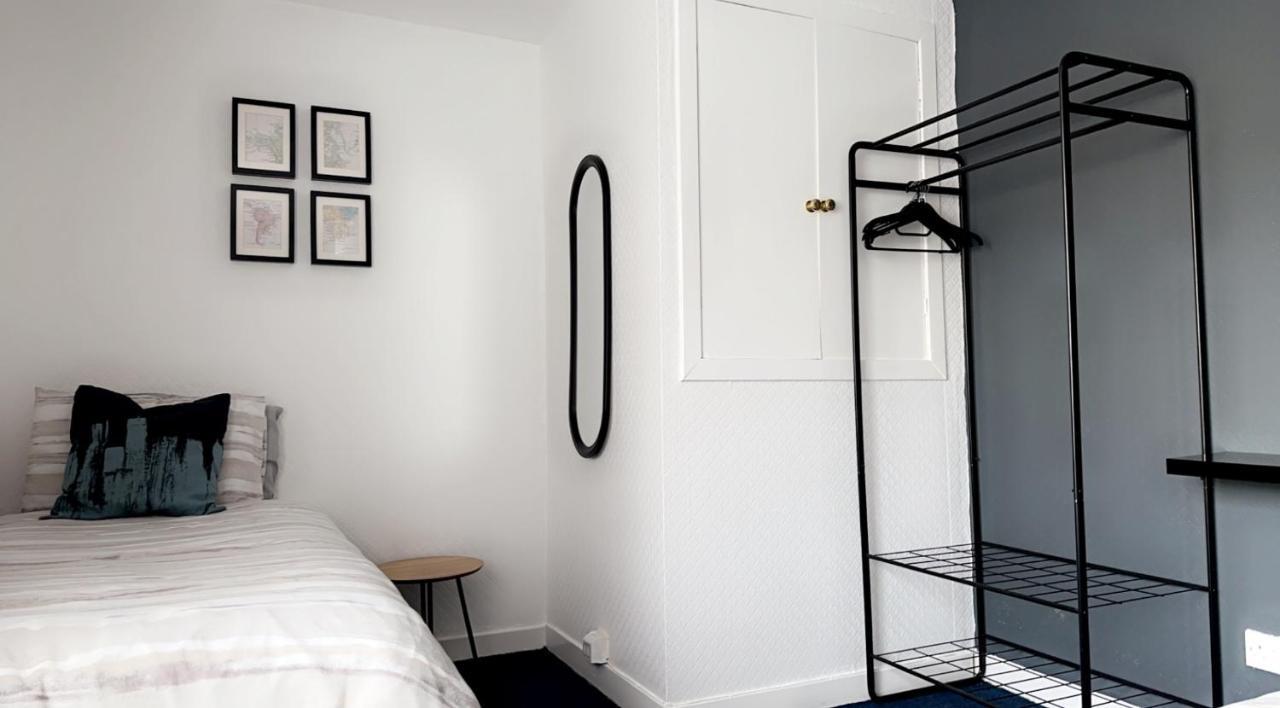 Crown Street Getaway Apartment Ayr Bagian luar foto