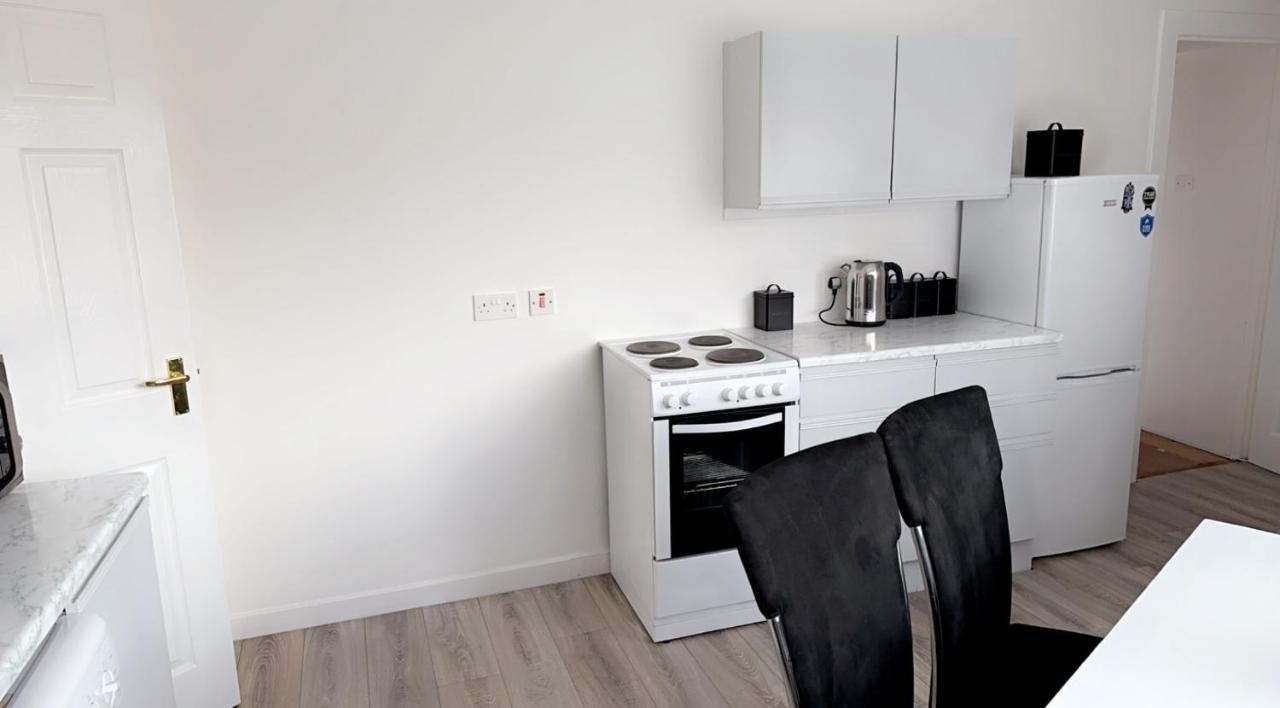 Crown Street Getaway Apartment Ayr Bagian luar foto
