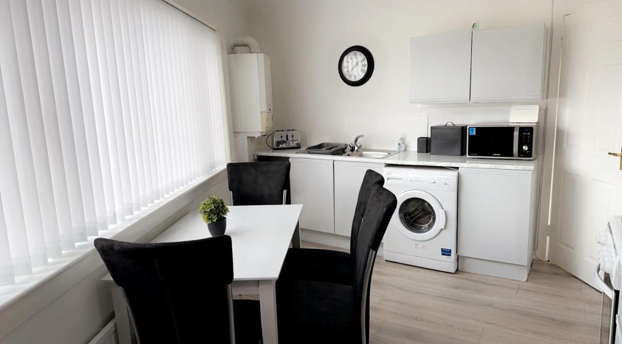 Crown Street Getaway Apartment Ayr Bagian luar foto