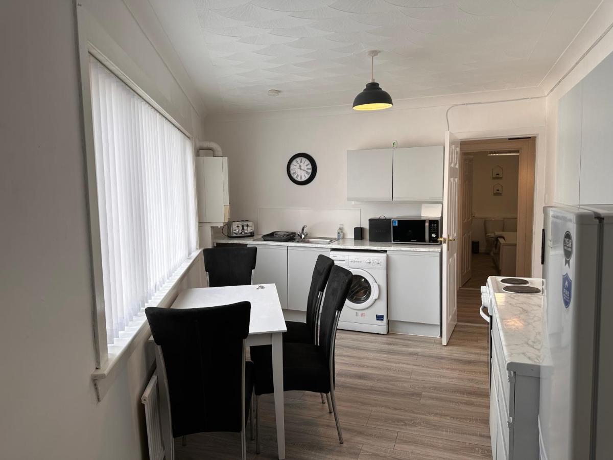 Crown Street Getaway Apartment Ayr Bagian luar foto
