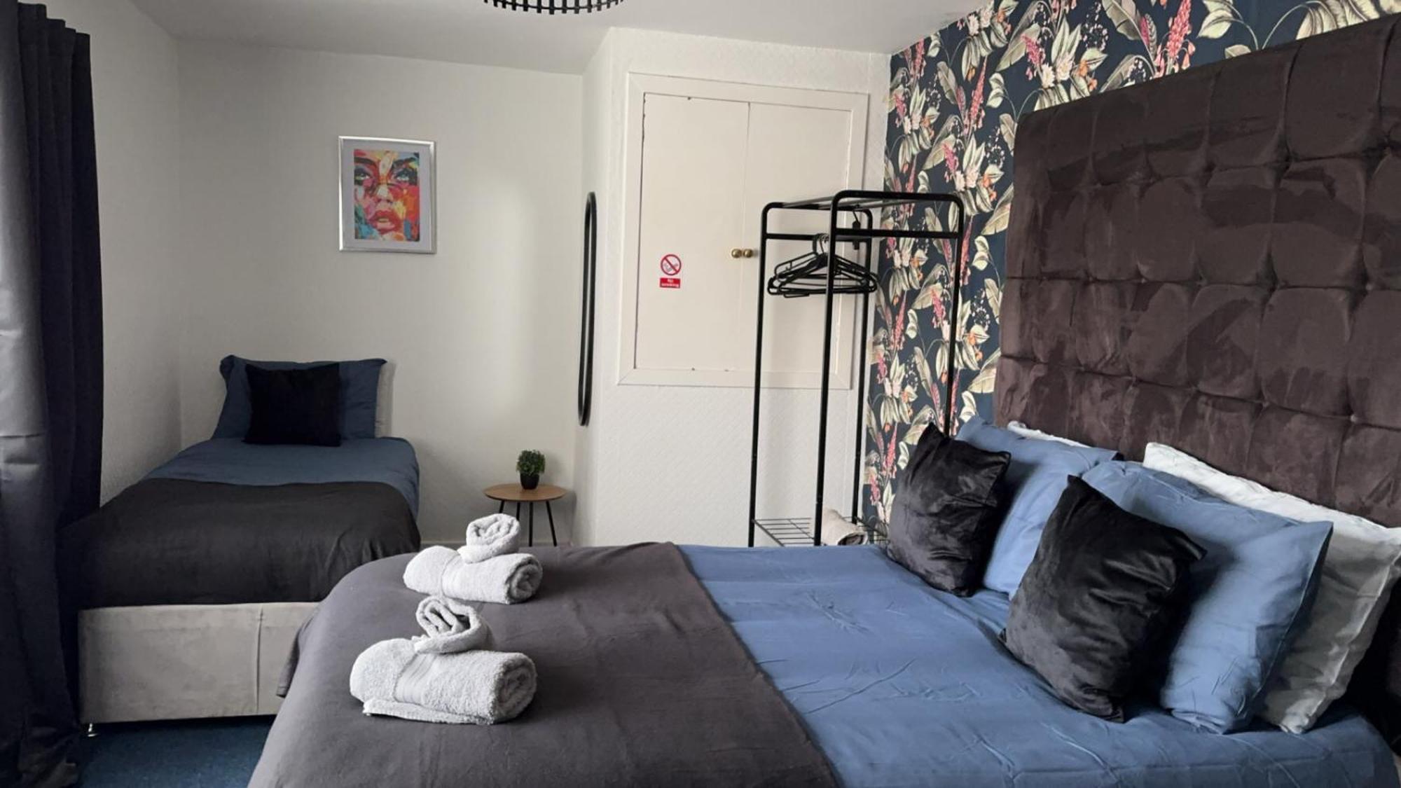 Crown Street Getaway Apartment Ayr Bagian luar foto